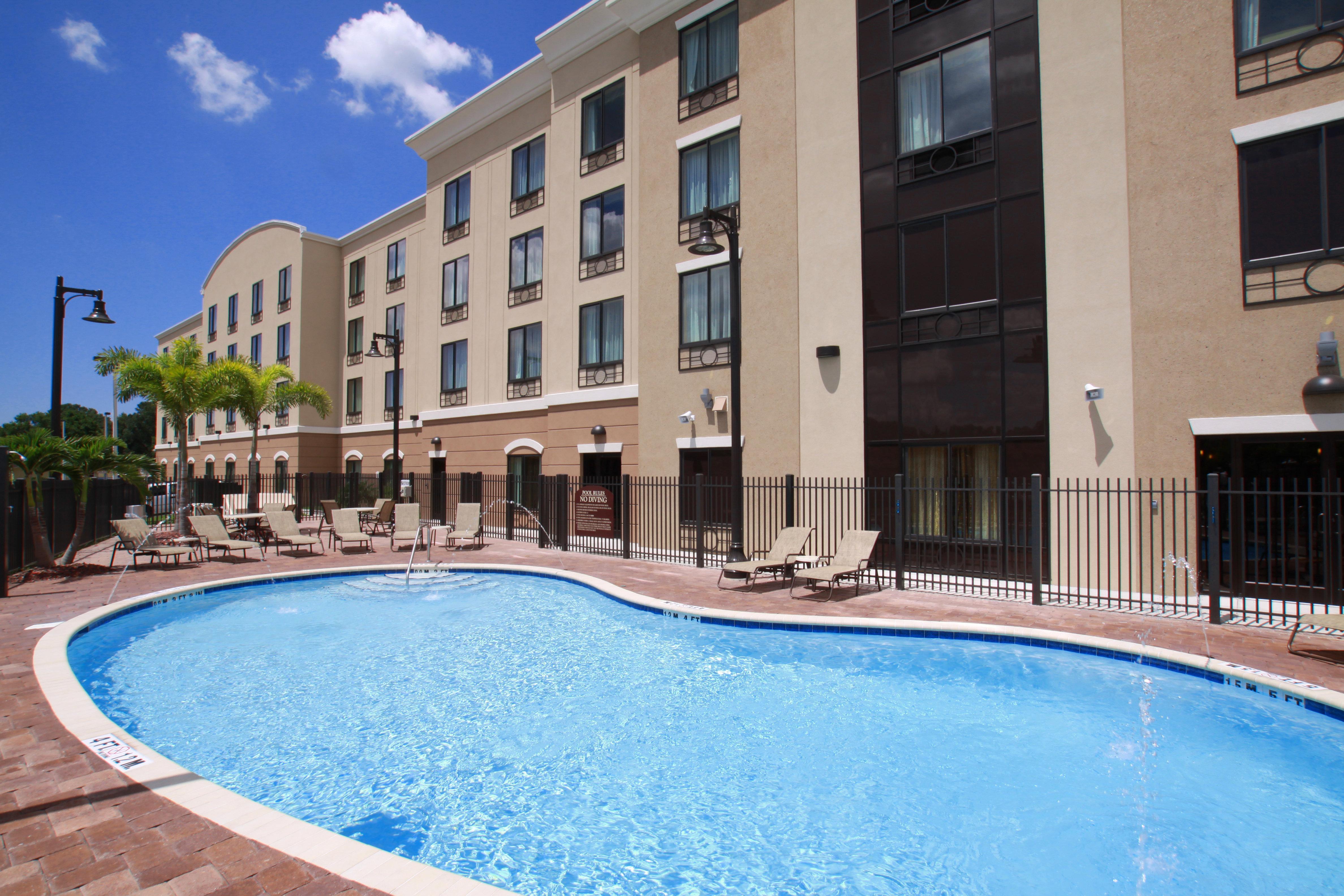 Holiday Inn Express Hotel & Suites Tampa-Usf-Busch Gardens By Ihg Kültér fotó
