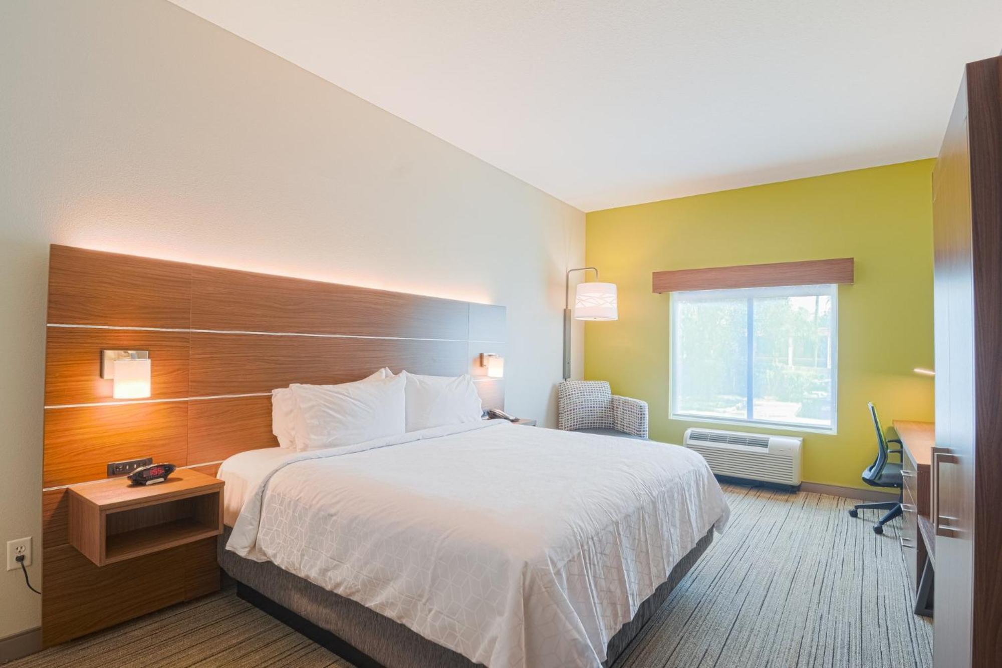 Holiday Inn Express Hotel & Suites Tampa-Usf-Busch Gardens By Ihg Kültér fotó