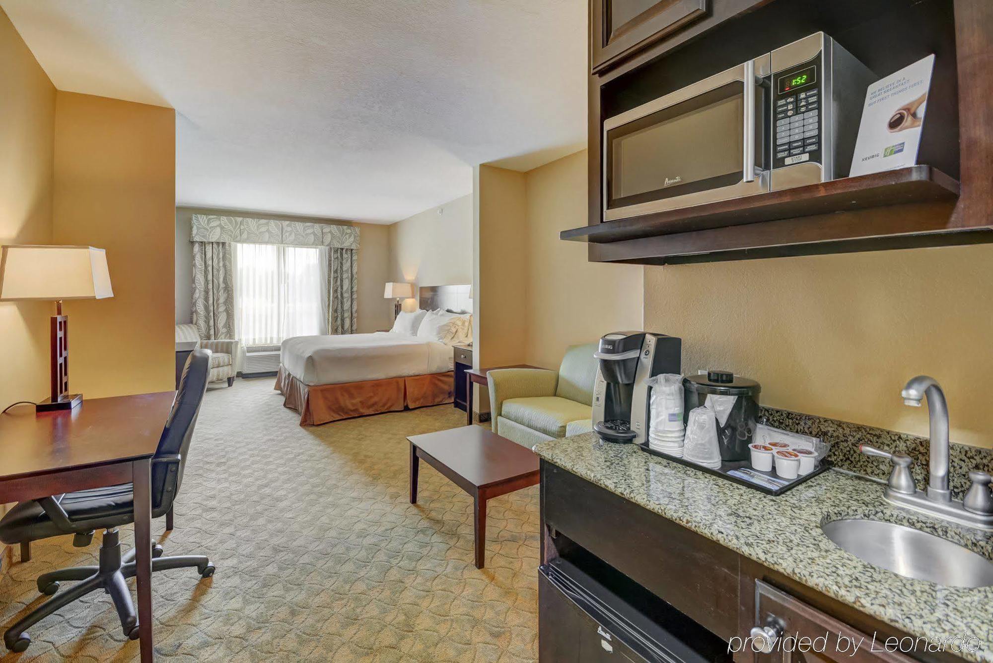 Holiday Inn Express Hotel & Suites Tampa-Usf-Busch Gardens By Ihg Kültér fotó