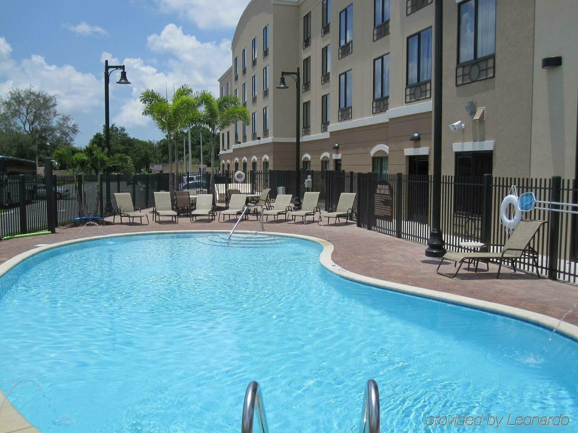 Holiday Inn Express Hotel & Suites Tampa-Usf-Busch Gardens By Ihg Kültér fotó